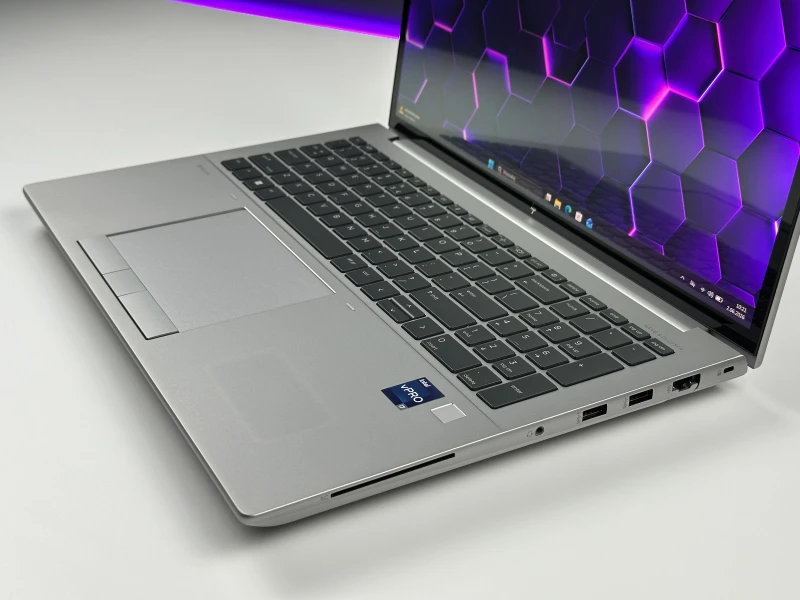HP ZBook Fury 16 G9 - i7-12850HX, 4K UHD+ OLED, RTX A3000. Stacja robocza z obsługą pamięci DDR5 do profesjonalnych zastosowań.