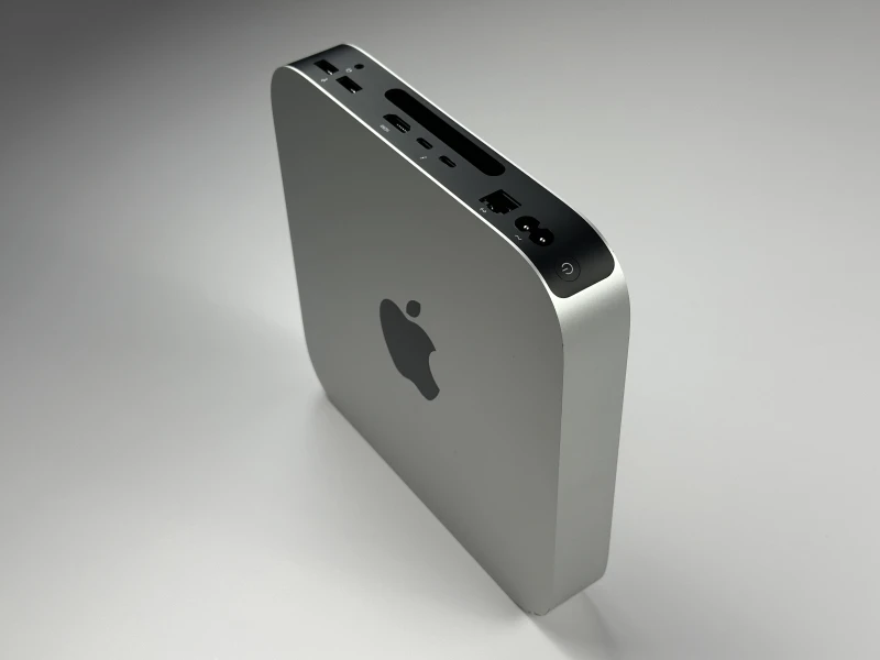 Apple Mac mini A2348 M1 8C CPU/GPU, 8GB/256GB, Wi-Fi – kompaktowy komputer do pracy biurowej, kreatywnej i codziennego użytkowania.