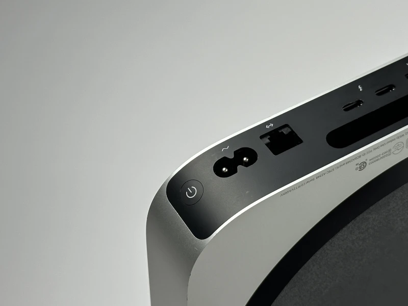 Apple Mac mini A2348 M1 8C CPU/GPU, 8GB/256GB, Wi-Fi – kompaktowy komputer do pracy biurowej, kreatywnej i codziennego użytkowania.