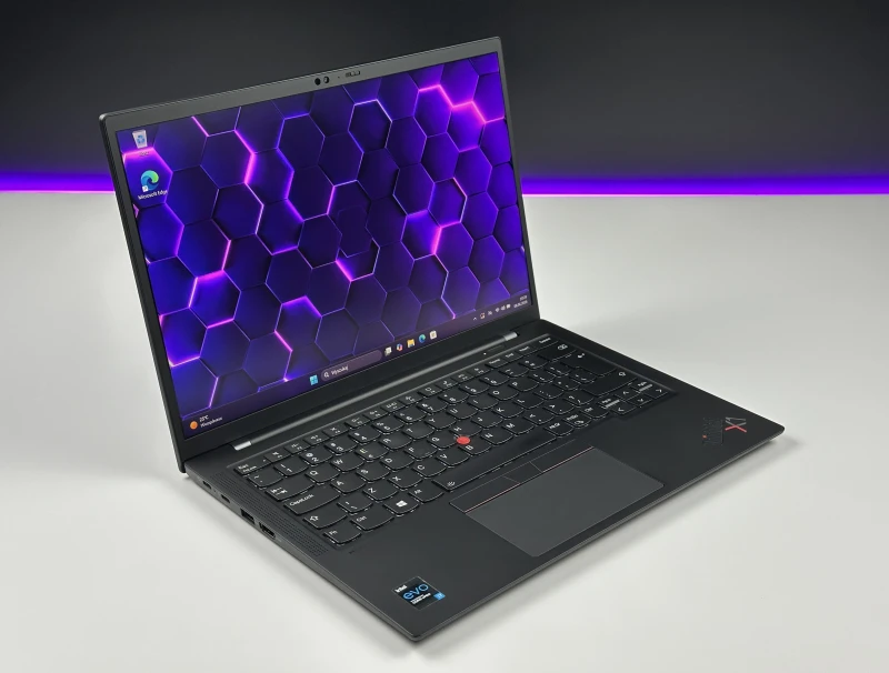 Lenovo ThinkPad X1 Carbon Gen 9 – i7-1185G7 i matryca FHD+. Lekki, premium ultrabook biznesowy do pracy mobilnej, biura i multitaskingu.