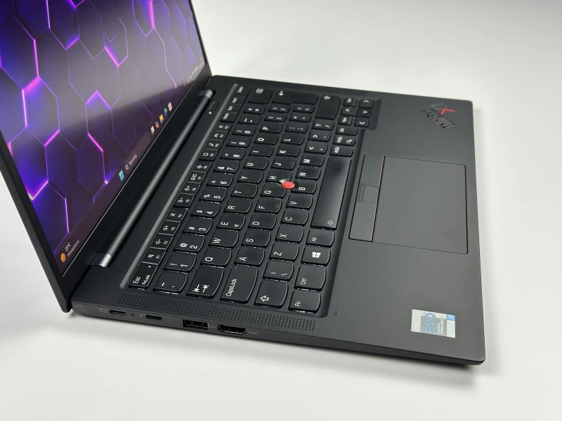 Lenovo ThinkPad X1 Carbon Gen 9 – i7-1185G7 i matryca FHD+. Lekki, premium ultrabook biznesowy do pracy mobilnej, biura i multitaskingu.