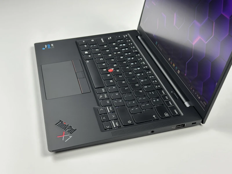 Lenovo ThinkPad X1 Carbon Gen 9 – i7-1185G7 i matryca FHD+. Lekki, premium ultrabook biznesowy do pracy mobilnej, biura i multitaskingu.