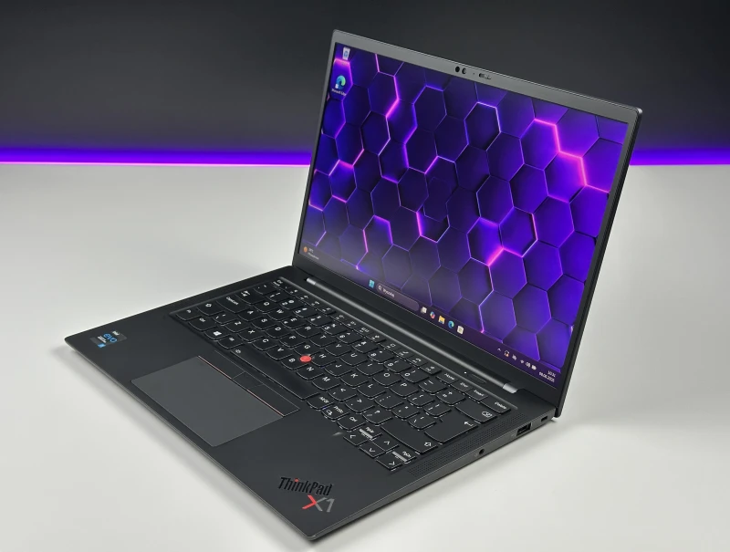 Lenovo ThinkPad X1 Carbon Gen 9 – i7-1185G7 i matryca FHD+. Lekki, premium ultrabook biznesowy do pracy mobilnej, biura i multitaskingu.