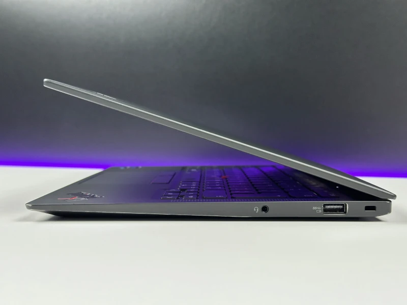 Lenovo ThinkPad X1 Carbon Gen 9 – i7-1185G7 i matryca FHD+. Lekki, premium ultrabook biznesowy do pracy mobilnej, biura i multitaskingu.
