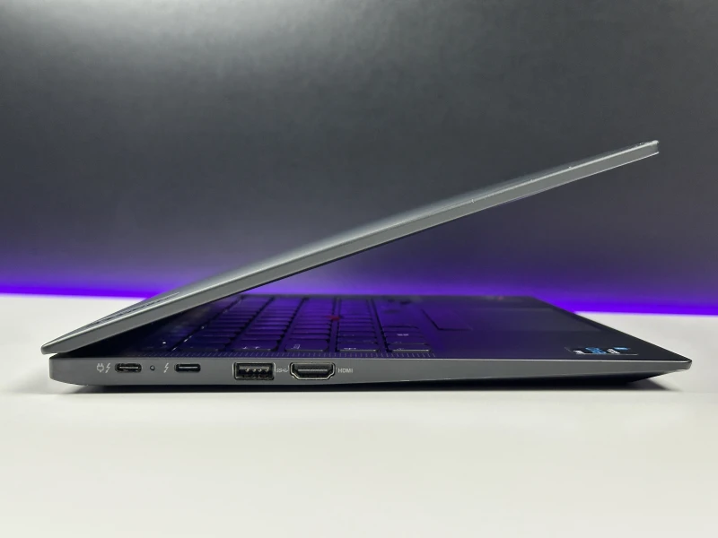 Lenovo ThinkPad X1 Carbon Gen 9 – i7-1185G7 i matryca FHD+. Lekki, premium ultrabook biznesowy do pracy mobilnej, biura i multitaskingu.