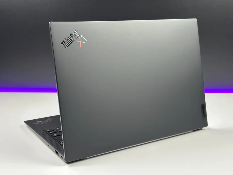 Lenovo ThinkPad X1 Carbon Gen 9 – i7-1185G7 i matryca FHD+. Lekki, premium ultrabook biznesowy do pracy mobilnej, biura i multitaskingu.