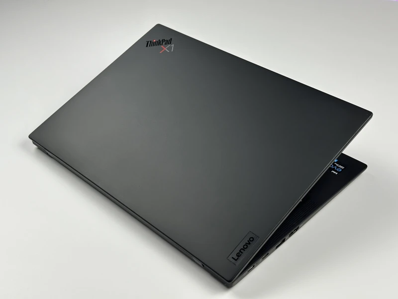 Lenovo ThinkPad X1 Carbon Gen 9 – i7-1185G7 i matryca FHD+. Lekki, premium ultrabook biznesowy do pracy mobilnej, biura i multitaskingu.