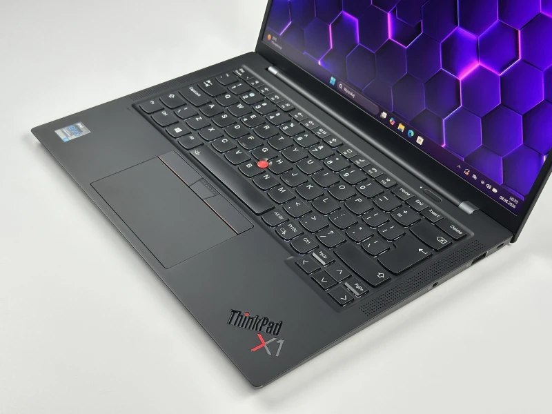 Lenovo ThinkPad X1 Carbon Gen 9 – i7-1185G7 i matryca FHD+. Lekki, premium ultrabook biznesowy do pracy mobilnej, biura i multitaskingu.