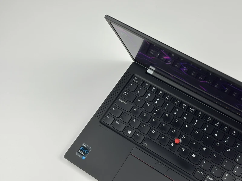 Lenovo ThinkPad X1 Carbon Gen 9 – i7-1185G7 i matryca FHD+. Lekki, premium ultrabook biznesowy do pracy mobilnej, biura i multitaskingu.