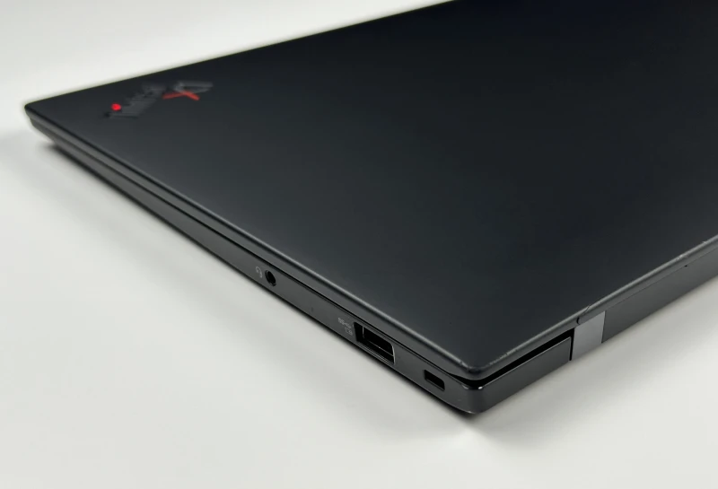 Lenovo ThinkPad X1 Carbon Gen 9 – i7-1185G7 i matryca FHD+. Lekki, premium ultrabook biznesowy do pracy mobilnej, biura i multitaskingu.