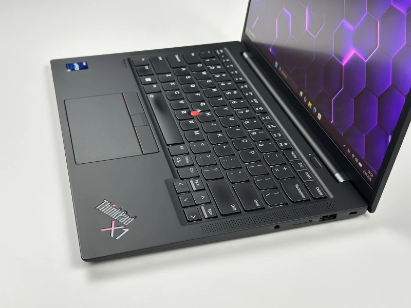 Lenovo ThinkPad X1 Carbon Gen 10 - i7-1265U, 16GB LPDDR5, LTE. Ultralekki laptop premium z klawiaturą US i obsługą Wi-Fi 6E do pracy mobilnej.