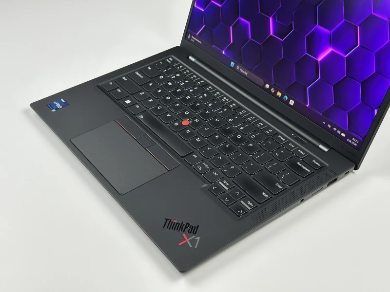 Lenovo ThinkPad X1 Carbon Gen 10 - i7-1265U, 16GB LPDDR5, LTE. Ultralekki laptop premium z klawiaturą US i obsługą Wi-Fi 6E do pracy mobilnej.