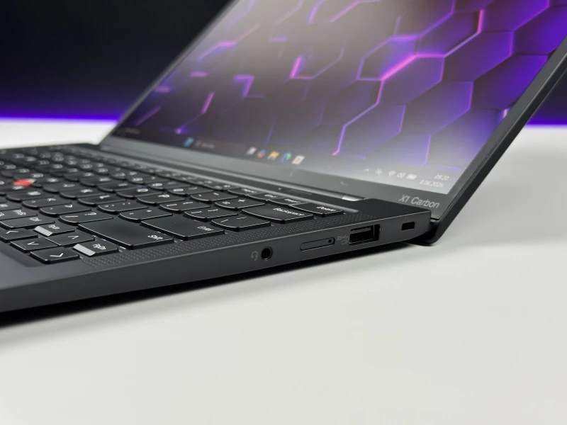 Lenovo ThinkPad X1 Carbon Gen 10 - i7-1265U, 16GB LPDDR5, LTE. Ultralekki laptop premium z klawiaturą US i obsługą Wi-Fi 6E do pracy mobilnej. Lenovo ThinkPad X1 Carbon Gen 10 - i7-1265U, 16GB LPDDR5, LTE. Ultralekki laptop premium z klawiaturą US i obsługą Wi-Fi 6E do pracy mobilnej.