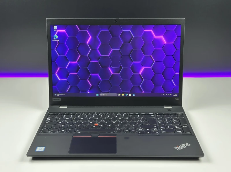 Lenovo ThinkPad T590 z i7-8665U, FHD i grafiką MX250 – solidny laptop biznesowy stworzony do pracy wielozadaniowej i komfortu użytkowania.