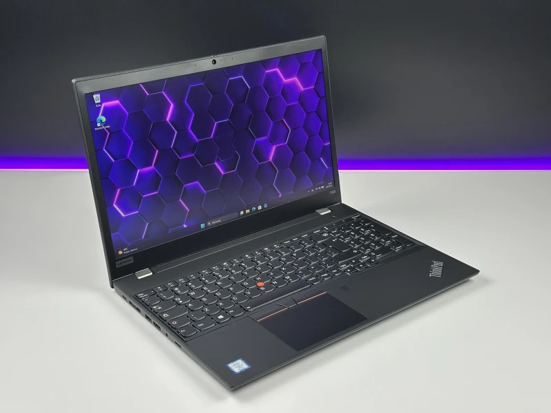 Lenovo ThinkPad T590 z i7-8665U, FHD i grafiką MX250 – solidny laptop biznesowy stworzony do pracy wielozadaniowej i komfortu użytkowania.