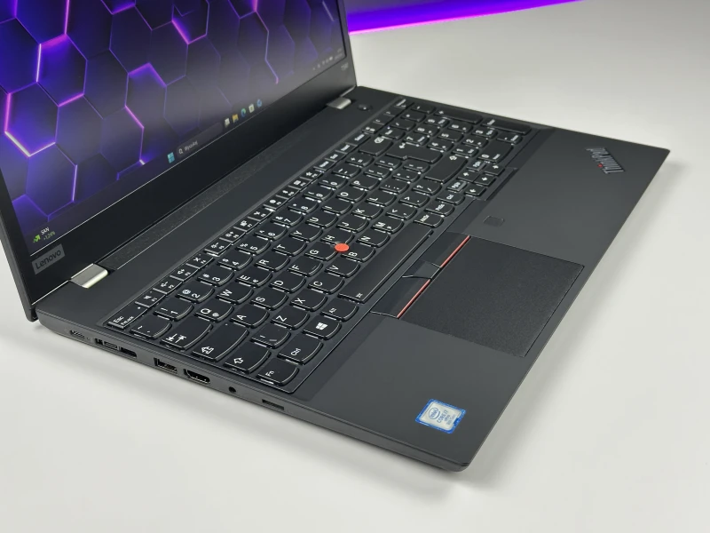 Lenovo ThinkPad T590 z i7-8665U, FHD i grafiką MX250 – solidny laptop biznesowy stworzony do pracy wielozadaniowej i komfortu użytkowania.
