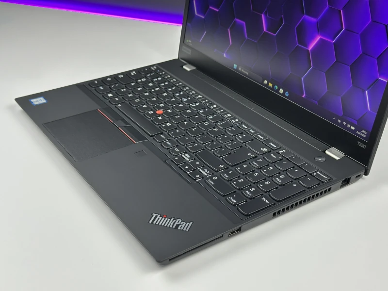 Lenovo ThinkPad T590 z i7-8665U, FHD i grafiką MX250 – solidny laptop biznesowy stworzony do pracy wielozadaniowej i komfortu użytkowania.