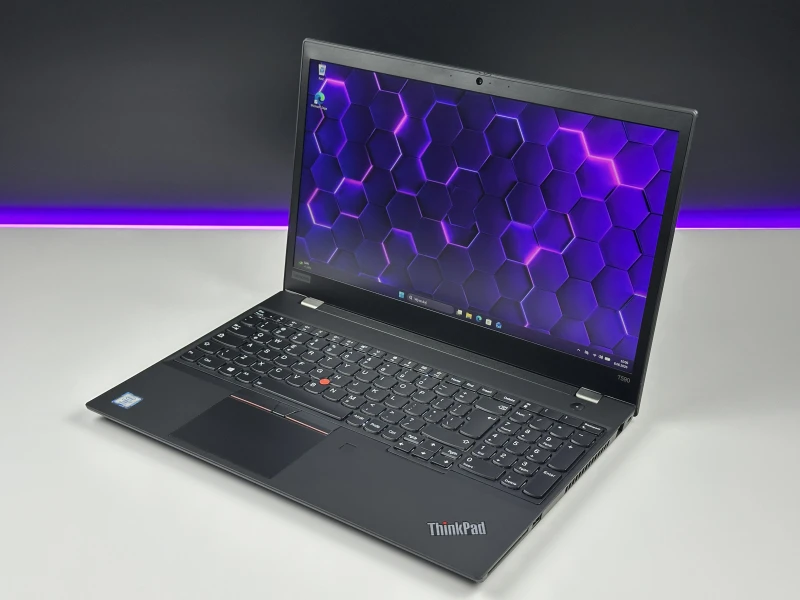 Lenovo ThinkPad T590 z i7-8665U, FHD i grafiką MX250 – solidny laptop biznesowy stworzony do pracy wielozadaniowej i komfortu użytkowania.
