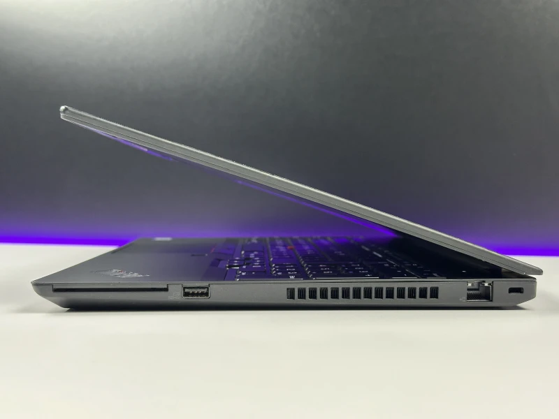 Lenovo ThinkPad T590 z i7-8665U, FHD i grafiką MX250 – solidny laptop biznesowy stworzony do pracy wielozadaniowej i komfortu użytkowania.