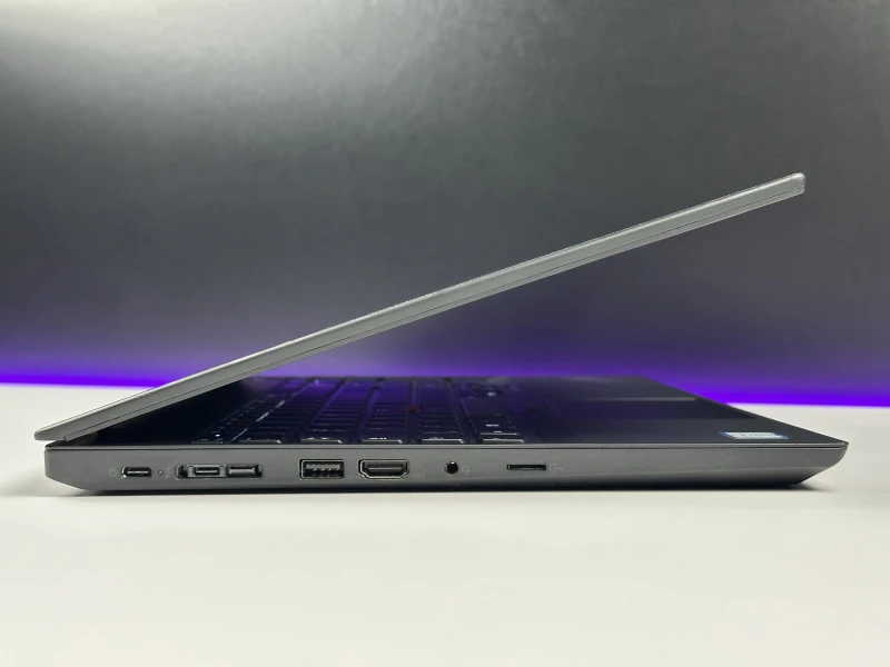 Lenovo ThinkPad T590 z i7-8665U, FHD i grafiką MX250 – solidny laptop biznesowy stworzony do pracy wielozadaniowej i komfortu użytkowania.