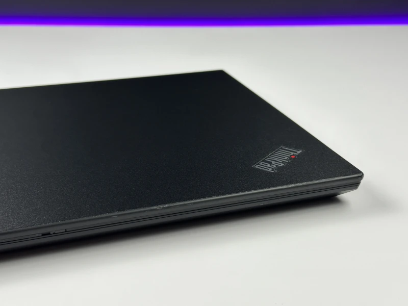 Lenovo ThinkPad T590 z i7-8665U, FHD i grafiką MX250 – solidny laptop biznesowy stworzony do pracy wielozadaniowej i komfortu użytkowania.