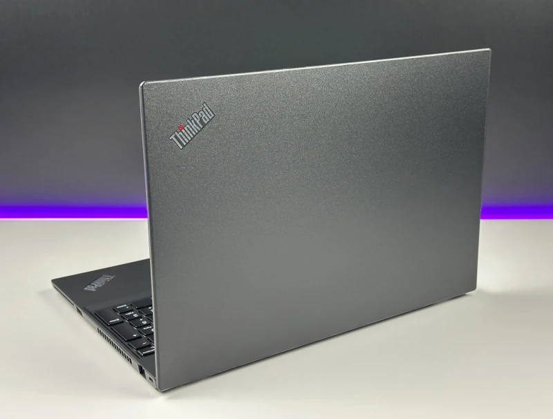 Lenovo ThinkPad T590 z i7-8665U, FHD i grafiką MX250 – solidny laptop biznesowy stworzony do pracy wielozadaniowej i komfortu użytkowania.
