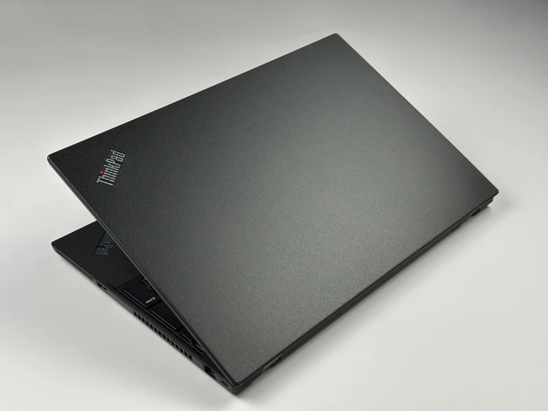 Lenovo ThinkPad T590 z i7-8665U, FHD i grafiką MX250 – solidny laptop biznesowy stworzony do pracy wielozadaniowej i komfortu użytkowania.