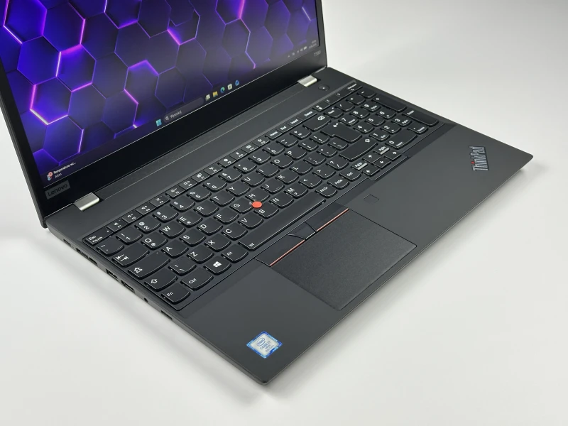 Lenovo ThinkPad T590 z i7-8665U, FHD i grafiką MX250 – solidny laptop biznesowy stworzony do pracy wielozadaniowej i komfortu użytkowania.