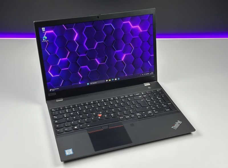 Lenovo ThinkPad T590 z i7-8665U, FHD i grafiką MX250 – solidny laptop biznesowy stworzony do pracy wielozadaniowej i komfortu użytkowania.