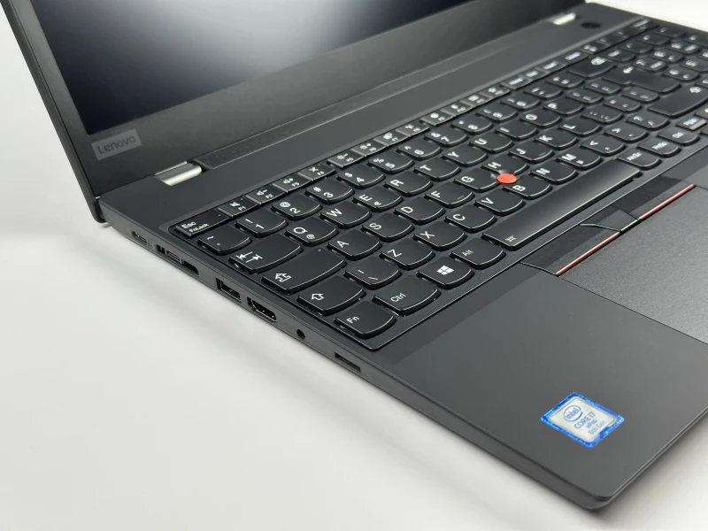 Lenovo ThinkPad T590 z i7-8665U, FHD i grafiką MX250 – solidny laptop biznesowy stworzony do pracy wielozadaniowej i komfortu użytkowania.