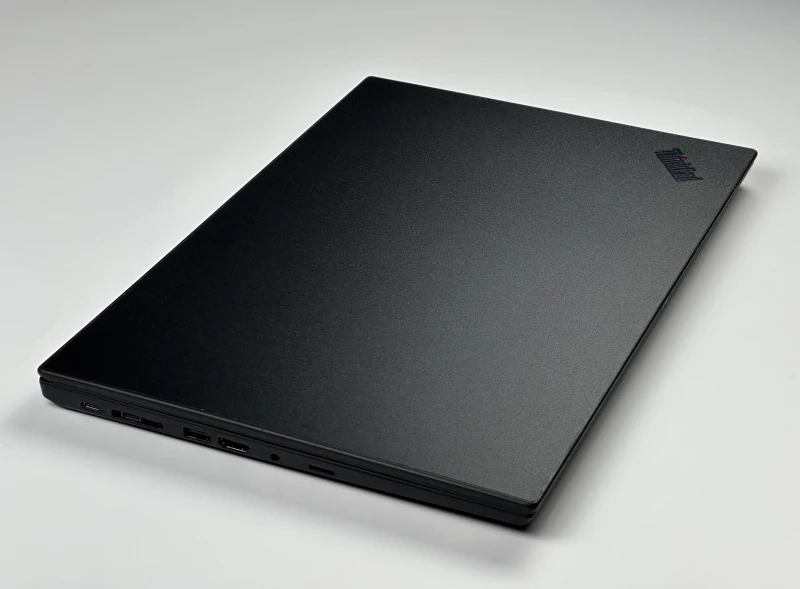 Lenovo ThinkPad T590 z i7-8665U, FHD i grafiką MX250 – solidny laptop biznesowy stworzony do pracy wielozadaniowej i komfortu użytkowania.