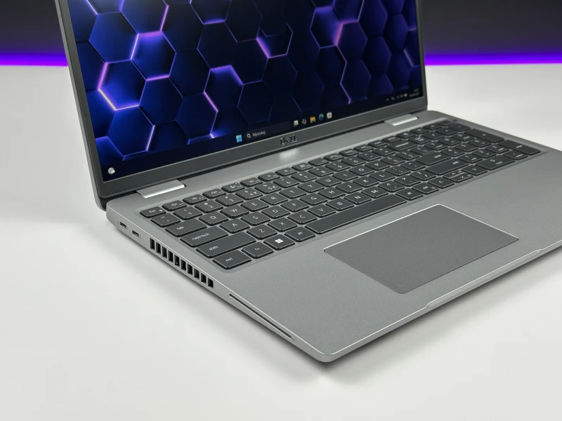 Dell Latitude 5530 – i5-1235U, LTE i ekran FHD 15,6". Nowoczesny laptop biznesowy do pracy mobilnej, wideorozmów i codziennych zadań.