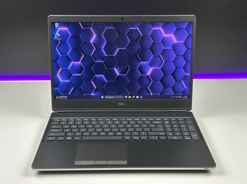 Dell Precision 7560 - i7-11850H, 15.6", RTX A2000. Profesjonalna stacja robocza z klawiaturą US do projektowania i zaawansowanej pracy graficznej.