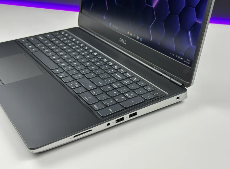 Dell Precision 7560 - i7-11850H, 15.6", RTX A2000. Profesjonalna stacja robocza z klawiaturą US do projektowania i zaawansowanej pracy graficznej.