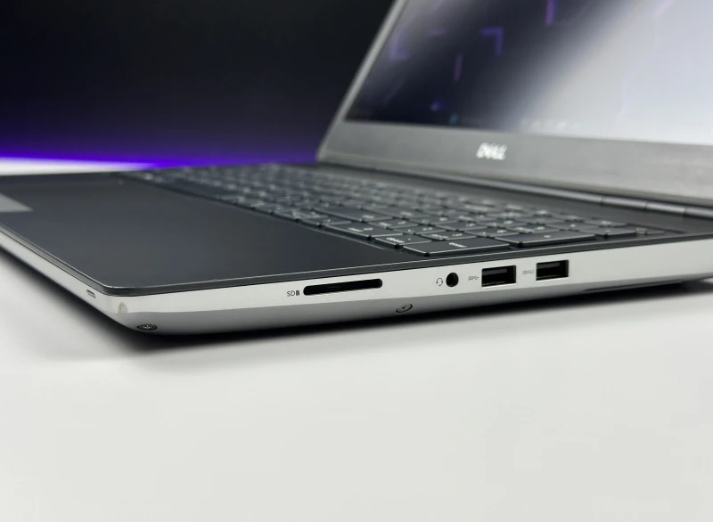 Dell Precision 7560 - i7-11850H, 15.6", RTX A2000. Profesjonalna stacja robocza z klawiaturą US do projektowania i zaawansowanej pracy graficznej.