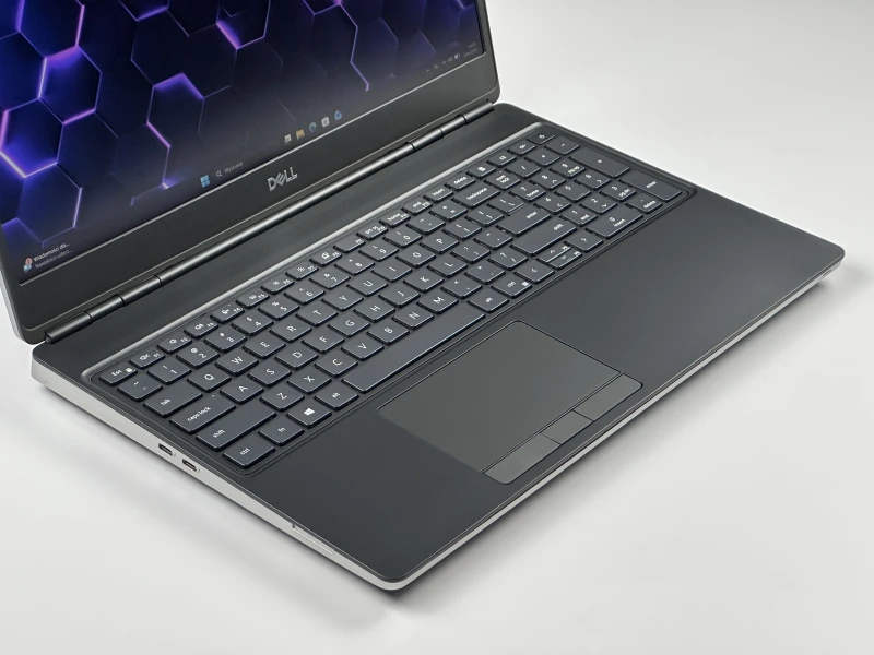Dell Precision 7560 - i7-11850H, 15.6", RTX A2000. Profesjonalna stacja robocza z klawiaturą US do projektowania i zaawansowanej pracy graficznej.