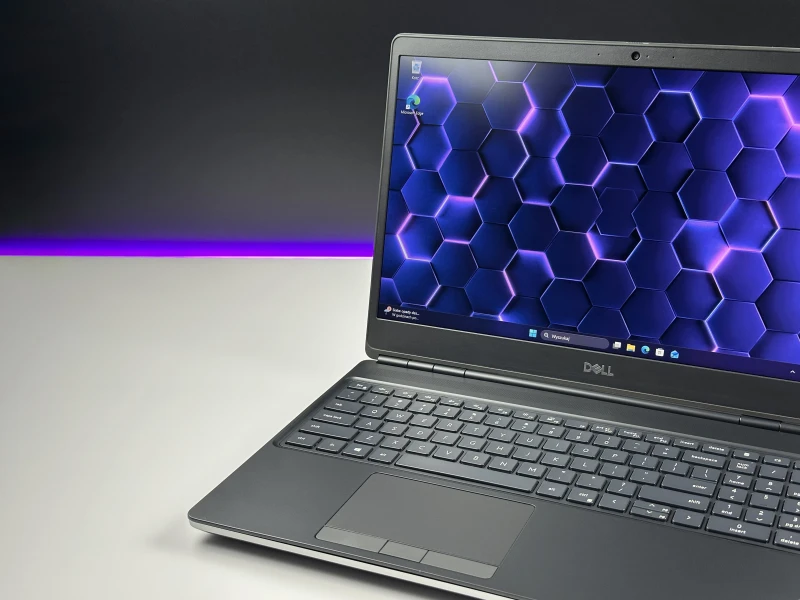Dell Precision 7560 - i7-11850H, 15.6", RTX A2000. Profesjonalna stacja robocza z klawiaturą US do projektowania i zaawansowanej pracy graficznej.