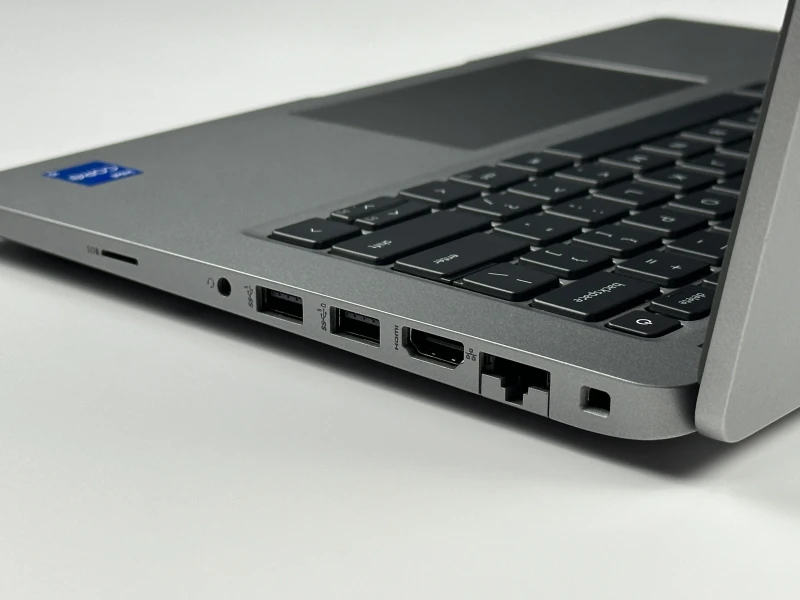 Dell Latitude 5430 - procesor i5-1235U, matryca 14" oraz modem LTE – nowoczesny laptop biznesowy z klawiaturą US, idealny do pracy.