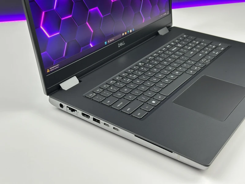 Dell Precision 7780 - i9-13950HX, 17.3", RTX 3500 Ada. Profesjonalna stacja robocza z obsługą pamięci DDR5 do zaawansowanych projektów CAD i 3D.
