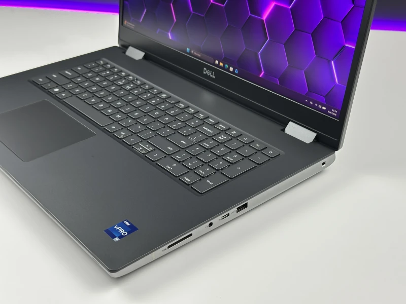 Dell Precision 7780 - i9-13950HX, 17.3", RTX 3500 Ada. Profesjonalna stacja robocza z obsługą pamięci DDR5 do zaawansowanych projektów CAD i 3D.