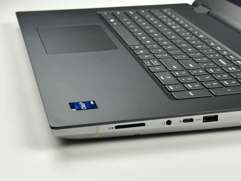Dell Precision 7780 - i9-13950HX, 17.3", RTX 3500 Ada. Profesjonalna stacja robocza z obsługą pamięci DDR5 do zaawansowanych projektów CAD i 3D.