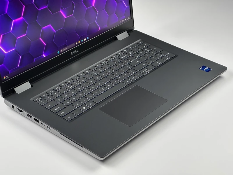 Dell Precision 7780 - i9-13950HX, 17.3", RTX 3500 Ada. Profesjonalna stacja robocza z obsługą pamięci DDR5 do zaawansowanych projektów CAD i 3D.