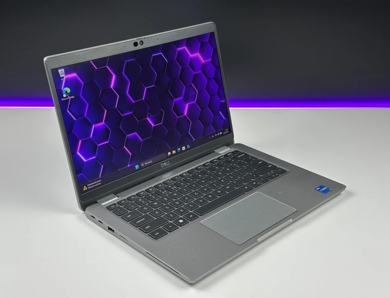 Dell Latitude 5330 - i5-1235U, 16GB RAM, 13.3", LTE. Kompaktowy laptop biznesowy z klawiaturą US i obsługą Wi-Fi 6E, stworzony do pracy mobilnej.