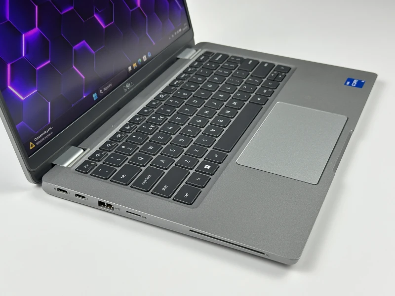 Dell Latitude 5330 - i5-1235U, 16GB RAM, 13.3", LTE. Kompaktowy laptop biznesowy z klawiaturą US i obsługą Wi-Fi 6E, stworzony do pracy mobilnej.