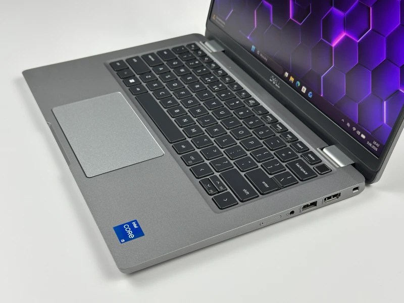 Dell Latitude 5330 - i5-1235U, 16GB RAM, 13.3", LTE. Kompaktowy laptop biznesowy z klawiaturą US i obsługą Wi-Fi 6E, stworzony do pracy mobilnej.