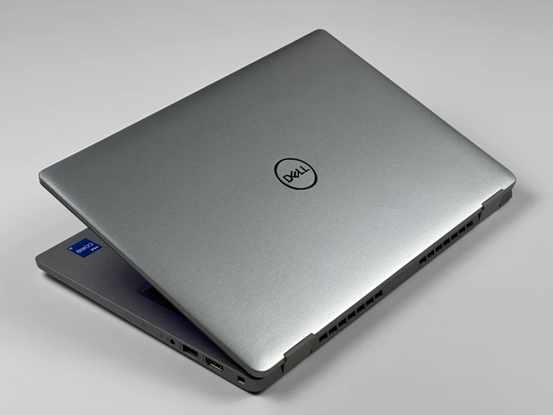 Dell Latitude 5330 - i5-1235U, 16GB RAM, 13.3", LTE. Kompaktowy laptop biznesowy z klawiaturą US i obsługą Wi-Fi 6E, stworzony do pracy mobilnej.