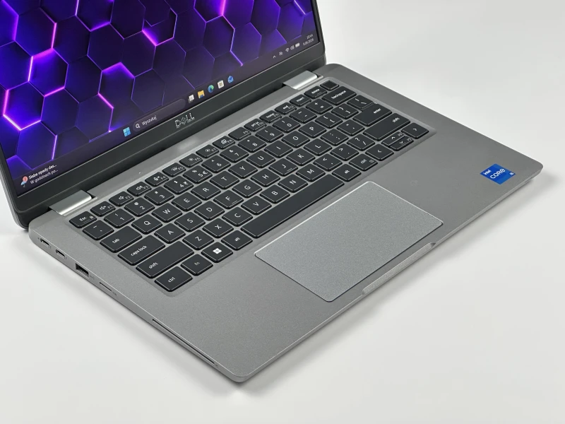 Dell Latitude 5330 - i5-1235U, 16GB RAM, 13.3", LTE. Kompaktowy laptop biznesowy z klawiaturą US i obsługą Wi-Fi 6E, stworzony do pracy mobilnej.