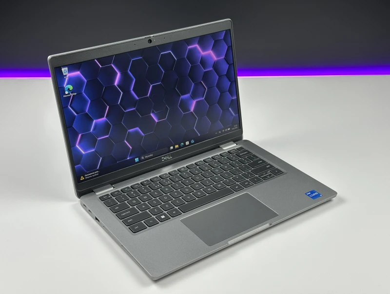Dell Latitude 5330 - i5-1235U, 8GB RAM, LTE. Lekki laptop biznesowy z klawiaturą US i szybkim interfejsem PCIe NVMe do codziennej pracy mobilnej.