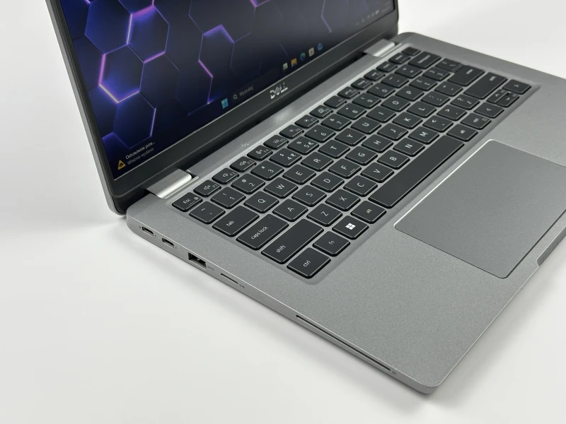 Dell Latitude 5330 - i5-1235U, 8GB RAM, LTE. Lekki laptop biznesowy z klawiaturą US i szybkim interfejsem PCIe NVMe do codziennej pracy mobilnej.