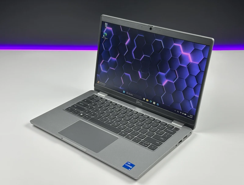 Dell Latitude 5330 - i5-1235U, 8GB RAM, LTE. Lekki laptop biznesowy z klawiaturą US i szybkim interfejsem PCIe NVMe do codziennej pracy mobilnej.